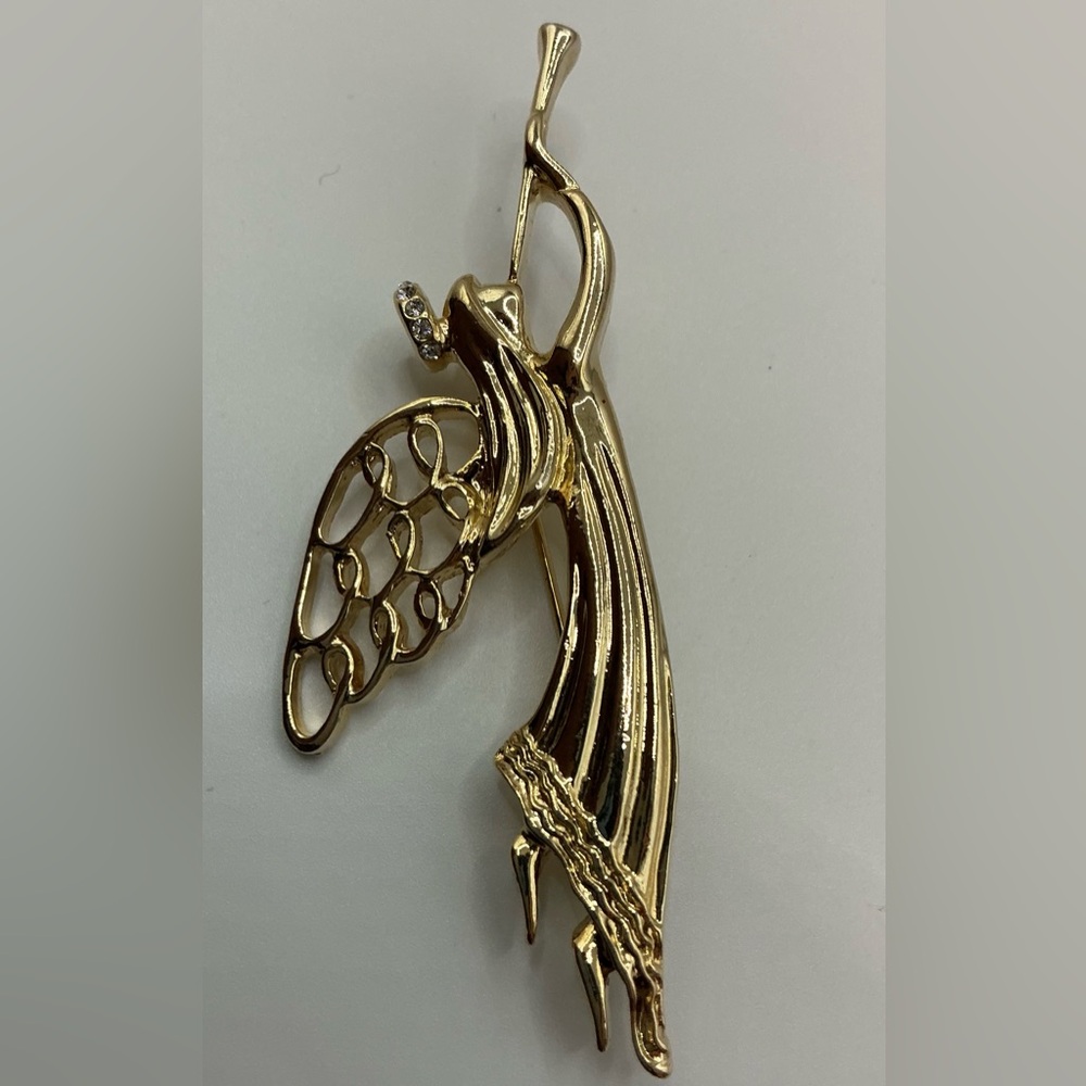 GOLDTONE FLYING ANGEL HORN GREEN FILAGREE WING RHINESTONE HALO CHRISTMAS BROOCH